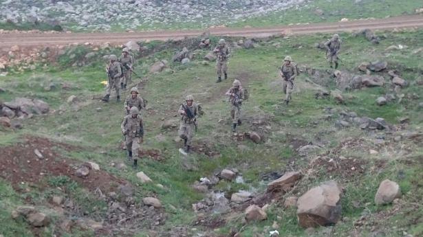 <p>Şanlıurfa’da jandarma ekipleri Derik’ten Viranşehir’e sızmaya çalışan PKK’lılara yönelik dev operasyon başlattı. </p>