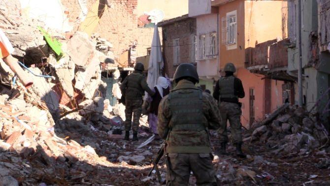 <p><strong>"GÜVENLİK GÜÇLERİMİZDEN HER TÜR DESTEK GELDİ"</strong><br />
İlçenin yasağın sürdüğü 6 mahallesinde yaklaşık 24 bin kişinin yaşadığını anlatan Aksoy, "Çalışmalara ara verilen dönemlerde dışarı çıkmak isteyen vatandaşlarımıza güvenlik güçleri tarafından her türlü destek verildi.</p>