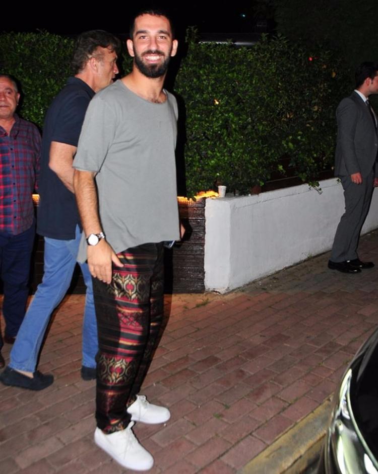 <p>Yıldız futbolcu, Etiler’de dostlarıyla iftar yaptı. Mekân çıkışı görüntülenen Turan, harem model, desenli pantolonuyla ilgi odağı oldu.</p>
