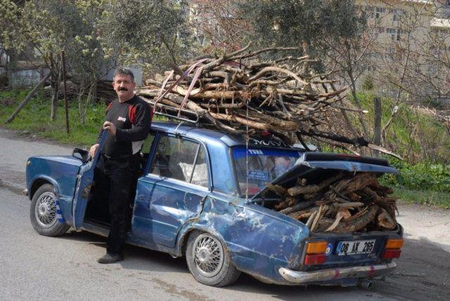 <p>Artvin'de bir sürücü 1974 model Murat 124 marka otomobilinin bagajını ve üstünü kışın kullanacağı odun ile doldurarak yoluna devam etti</p>
<p> </p>
<ul>
</ul>
<ul>
</ul>