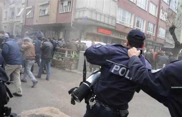 <p>Gaziantep’te Karataş Sanayi Sitesi’nde dükkan alamadıkları iddiasıyla valiliğe yürümek isteyen esnafa polis, biber gazıyla müdahale etti.</p>
