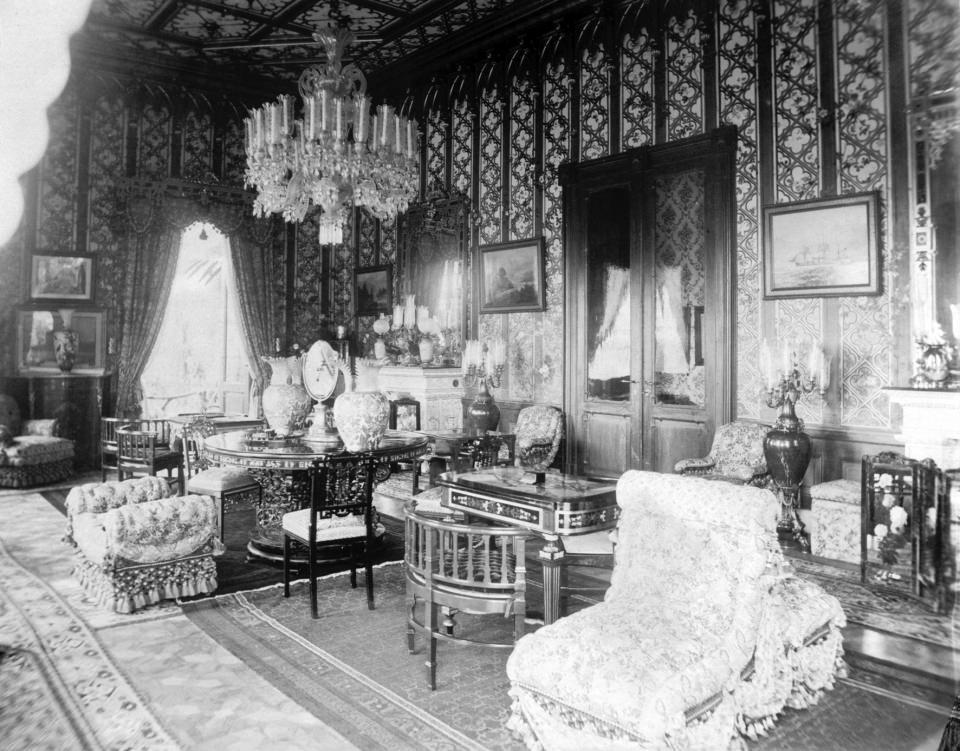 <p>İBB Kültür A.Ş.’nin ilk kez gün ışığına çıkardığı özel fotoğraflardan oluşan kitapta, Sultan II. Abdülhamid’in büyük oğlu Mehmed Selim’in torunu Abdülkerim Osmanoğlu’nun “Büyük Dedem Sultan II. Abdülhamid”, Gültekin Çizgen’in “Abdülhamid ve Fotoğraf” ve Prof. Dr. Nurhan Atasoy’un “Görsel Tarihin Tapusu” başlıklı yazıları da yer alıyor.<br />
<br />
<strong>Sale Kasrı Padişah odası</strong></p>