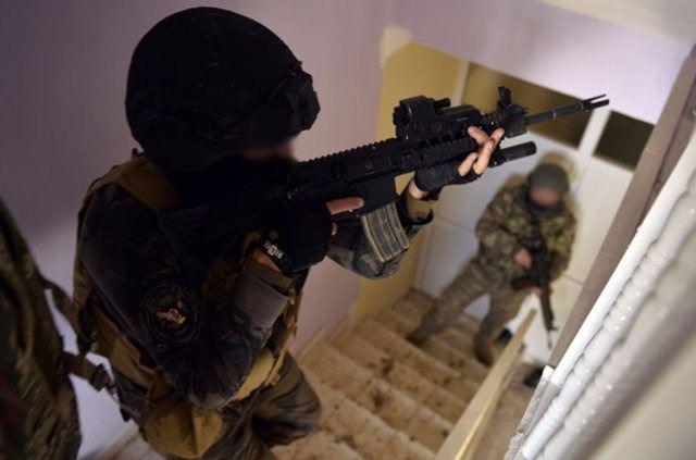 <p>Güvenlik görevlileriyle yemek yiyerek sohbet eden Koçak, yaptığı açıklamada, kampı yerinde görmek ve burada kalan güvenlik güçleriyle sohbet etmek için ziyareti gerçekleştirdiğini ifade etti.</p>
<p> </p>