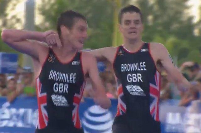 <p>Brownlee kardeşler son çizgiye kadar geldi, Alistair burada kardeşine yine büyük bir jest yaptı.</p>