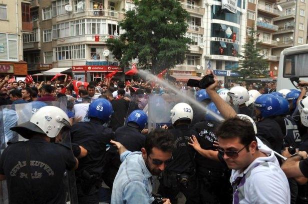 <p>Polisin uyarıları üzerine taş atmayı bırakmayan ve dağılmayan gruba çevik kuvvet polisi gazlı müdahalede bulundu. </p>