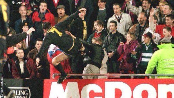 <p>Eric Cantona'nın bu tekmesi,Premier Ligin en unutulmaz olaylarından biri olarak hafızalarımızda yer etmiştir.(1995)</p>
