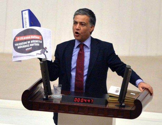 <p>TBMM Genel Kurulu'nda CHP İstanbul Milletvekili Ali Özgündüz, kürsüye döviz asmak isteyince TBMM İdare Amiri Ömer Faruk Öz müdahale etti.</p>
