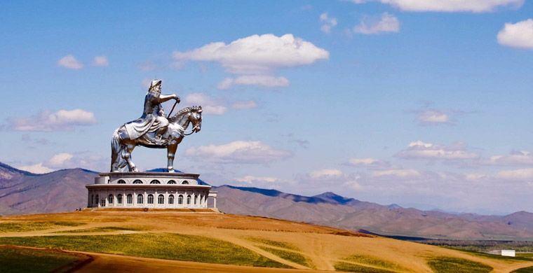 <p> Dünyanın en büyük heykellerinden biri olduğu belirtilen heykelin boyu 40 metreye ulaşıyor.</p>
<p> </p>