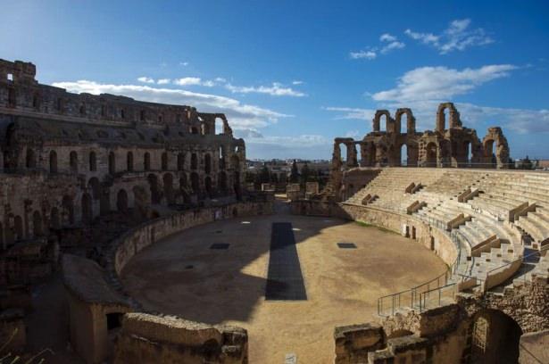 <p>Tunus'un El-Cem kentinde bulunan ve bilinen en eski Amfitiyatro Colosseum, bozulmayan mimari güzellikleri ile tarihe meydan okuyor.</p>

