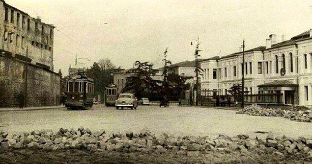 <p>80. Fındıklı'da yol genişletme çalışmaları (1950'li yılar.)</p>
