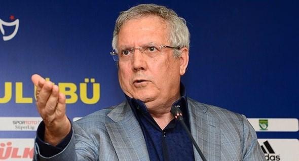 <p>"Aziz Yıldırım istemezse Fenerbahçe'ye başkan adayı kimse çıkabilir mi? Çıkamaz. Beşiktaş'ta Fikret Orman'ın önüne kimse çıkar mı? Çıkmaz. Ama Galatasaray'da Dursun Özbek'in en iyi zamanında karşısına başkan adayı çıkar. Bunun değerini bilmek gerekiyor."</p>
