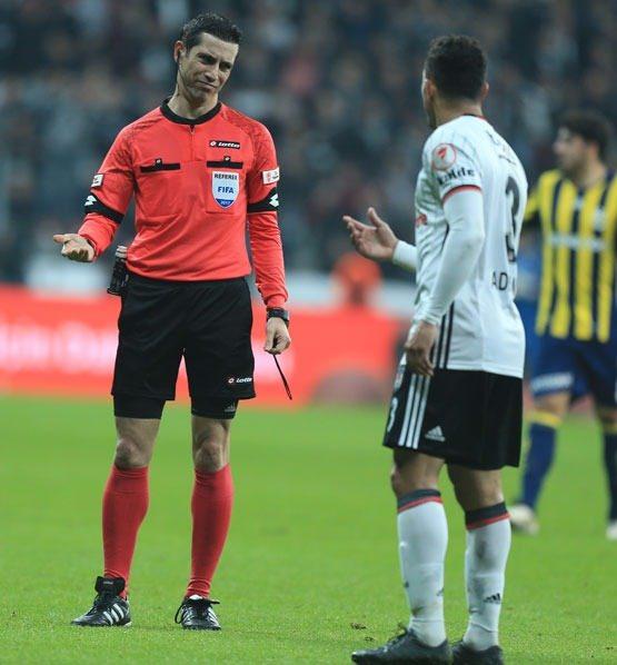 <p>Talimata aykırı bu eylemler Beşiktaş sahasının kapatılmasına, ilgili tribünlere giren taraftarın e-kartlarının bloke edilmesine ve ağır para cezasına yol açacak. </p>
