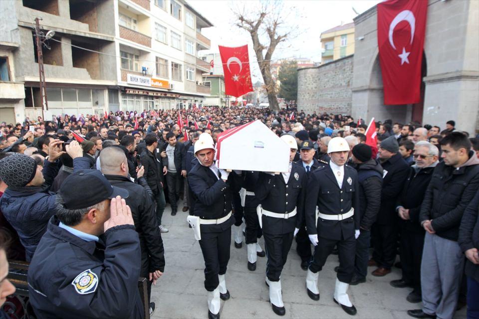 <p>Burada kılınan cenaze namazının ardından bir süre çevik kuvvet polislerinin omzunda taşınan şehidin naaşını daha sonra ilçe halkı omuzladı. Cenaze aracına konulan şehidin naaşı ilçe mezarlığında toprağa verildi.</p>

<p> </p>
