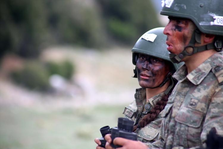 <p>Isparta'nın Eğirdir ilçesinde kurulu Eğirdir Dağ Komando Okulu ve Eğitim Merkez Komutanlığı, dünyanın en zorlu eğitimleri arasında gösterilen Komando İhtisas Kursu'na ev sahipliği yapıyor.</p>