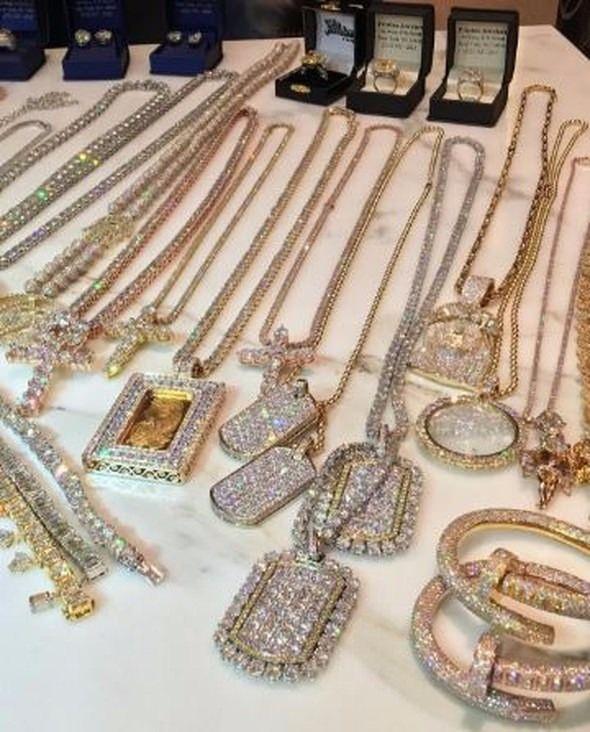<p>Mayweather, her biri binlerce dolar değerinde yüzlerce kolye, saat, bileklik ve zincire sahip.</p>

<p> </p>
