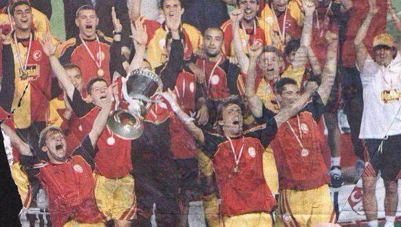 <p>Galatasaray'ın 13.Şampiyonluğunun ardından kupa sevinci (1999)</p>
