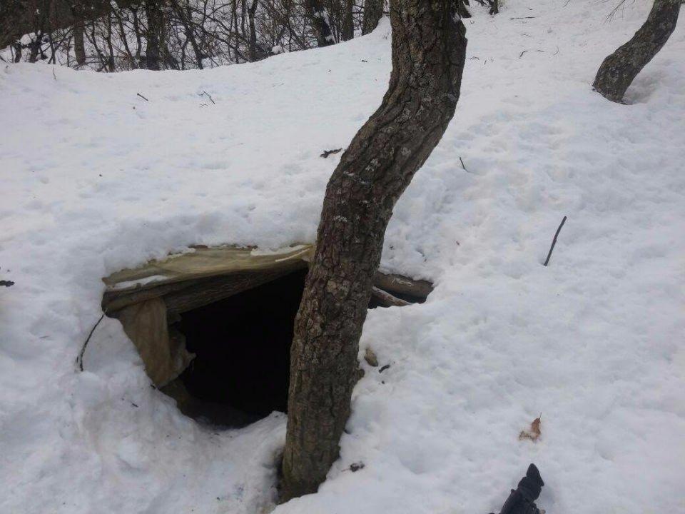 <p>Tunceli'nin Ovacık ilçesinde PKK'lı teröristlerce kullanıldığı belirlenen 6 sığınak ve barınağa düzenlenen operasyonda muhtelif miktarda yaşam malzemesi ele geçirildi.</p>
