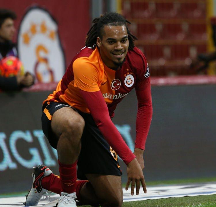 <p>Hem sol bek, hem stoper için Hakan Balta’nın ismi yazılırken, Riekerink, Denayer’in 1 yıllığına yeniden kiralanmasını istedi.</p>
