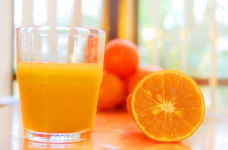 <p><strong>KAYNAR TURUNÇGİL SUYU</strong></p>
<p>3 portakalın suyu ve 1 limonun suyunu kaynatıp, 2 portakalın kabuğunu rendeleyerek kaynatmaya devam edin. </p>
<p>1 çorba kaşığı bal, acı biber veya karabiber ekleyip, bekletmeden için.</p>