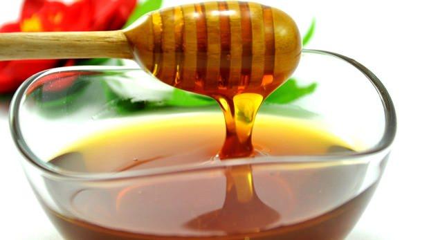 <p>C vitamini ile cilt kuruluğu ve kuruluğa bağlı olarak görülen kaşıntı, pullanma ve kızarıklık gibi sorunlara iyi gelir. Antioksidan vitaminidir ve güneşin zararlı UV ışınlarından cildi korur.</p>
