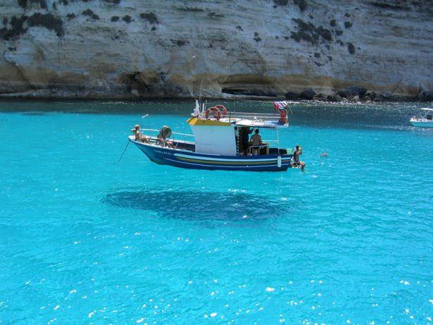 <p>Havada duruyormuş gibi görünen bir kayık</p>