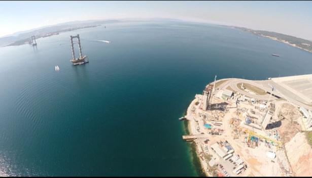 <p>Karayolları Genel Müdürlüğü tarafından Yap-İşlet-Devret modeli ile ihale edilen Gebze-Organgazi-İzmir Otoyol projesinin en önemli ayaklarından biri olan İzmit Körfez Geçiş Köprüsü inşaatında çalışmalar aralıksız sürüyor. </p>
