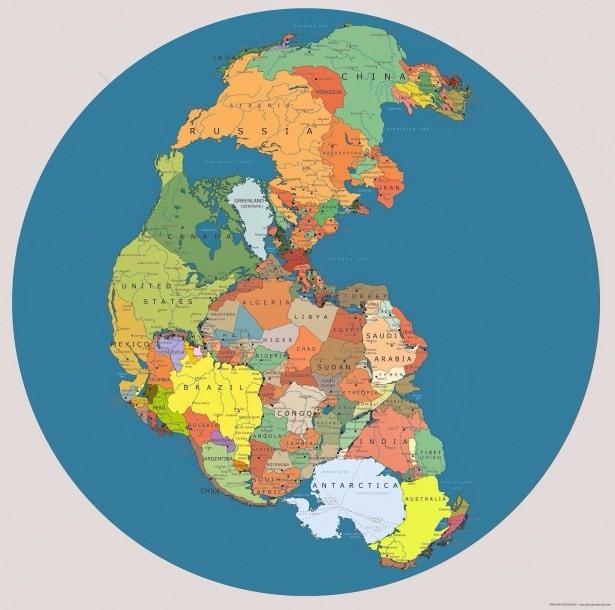 <p>Var olmuş en son Süper Kıta özelliği taşıyan Pangea, şimdiye kadar toplamda 5 evre geçirmiş ve bugünkü halini almıştır. Pangea Kıtası Permiyen, Trias, Jura, Kretase ve Kıtalar olarak şu ana kadar 270 milyon yıllık geçmişe sahiptir. Pangea adlı kıta hala var olsaydı, sınırlar ne durumda olurdu? Şu anki sınırlar baz alınarak hazırlanan Pangea haritası bu soruya çok güzel bir yanıt niteliği taşıyor.</p>
<p> </p>