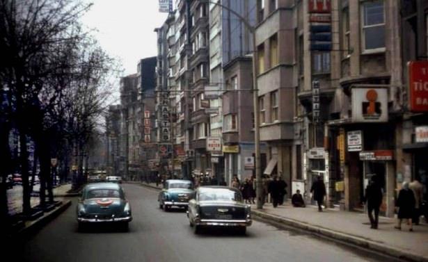 <p>Elmadağ, Cumhuriyet Caddesi.. 60 sonları</p>
<p> </p>