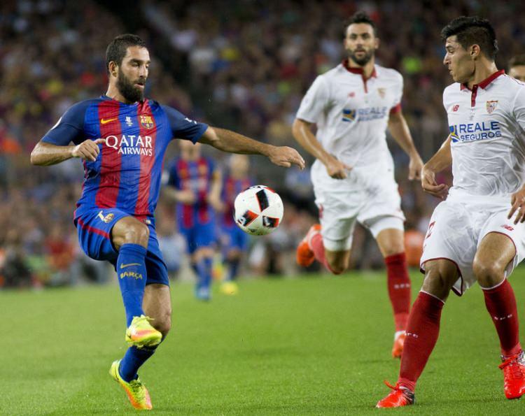 <p>İspanya Süper Kupası’nı Sevilla’yı 3-0 yenerek kazanan Barcelona’nın iki golünü atan ve "maçın yıldızı" olarak öne çıkan Arda Turan hem teknik direktörü Luis Enrique hem de Avrupa basınından övgü aldı.</p>
