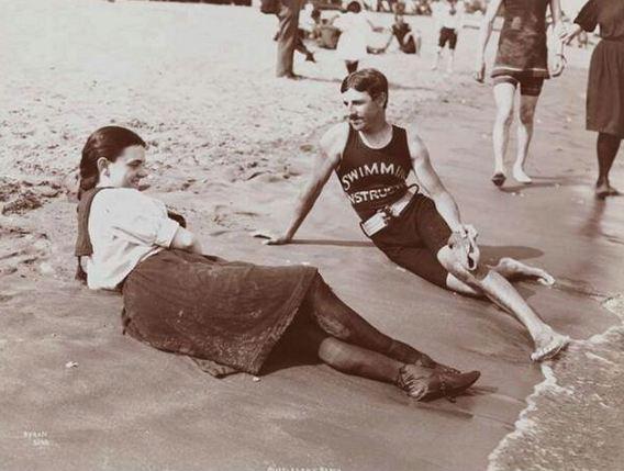 <p>Nicola Tesla, plajda genç bir kadınla uzanırken, 1900</p>

<p> </p>
