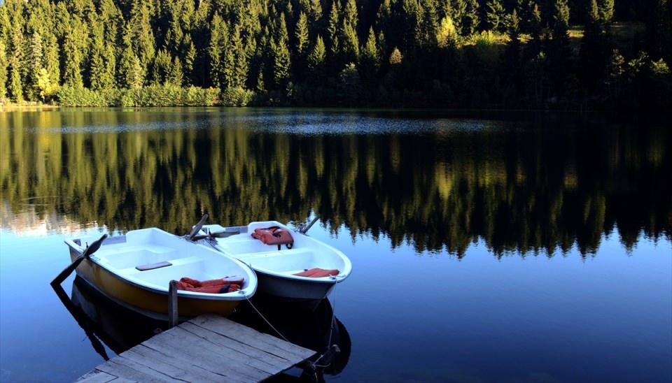 <p>Artvin'in Şavşat ilçesinde bulunan ve doğal güzelliği ile görenleri adeta büyüleyen "Sakin Şehir" unvanına sahip Karagöl, sonbaharda ziyaretçilerinden büyük ilgi görüyor.</p>
