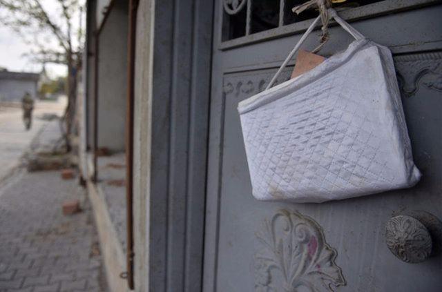 <p>Nusaybin'de PKK'lı teröristlerin yakalanması, kazılan çukurların kapatılması, kurulan barikatların kaldırılması, vatandaşların can ve mal güvenliğinin sağlanması için ilan edilen sokağa çıkma yasağının ardından Türk Silahlı Kuvvetleri ve emniyet unsurlarınca başlatılan operasyon devam ediyor.</p>
<p> </p>