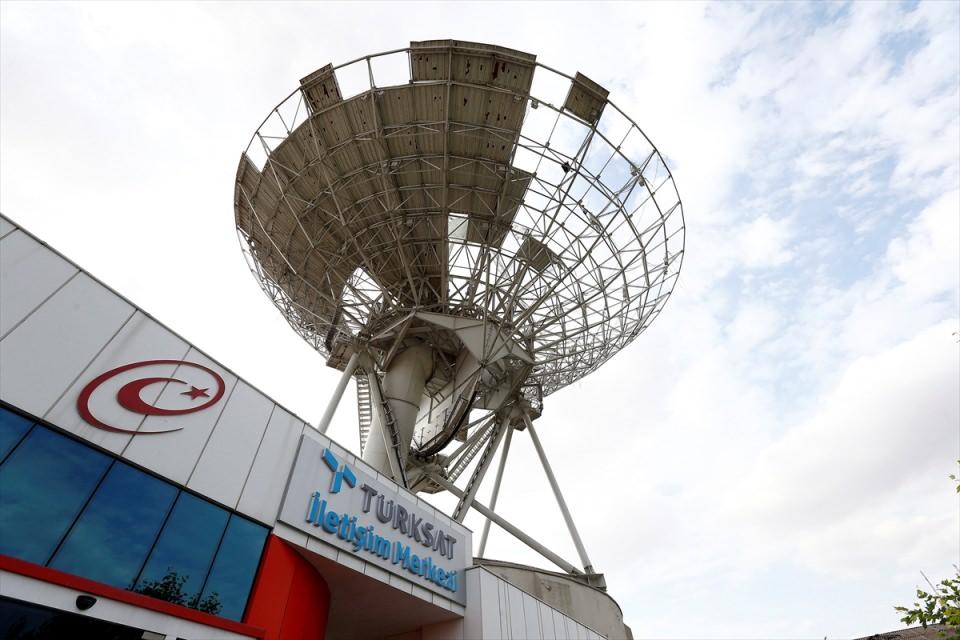 <p>Türksat’ta şehit olan Ahmet Özsoy ve Ali Arslan'ın çatışma olduğunu bile bile kendi sorumluluklarındaki personeli yalnız bırakmamak adına korkmadan kampüse geldiğini anlatan Şen, "Ruhları şad olsun, 2 şehidimiz var, 4 de yaralımız. Yaralı arkadaşlarımızın hayati tehlikesi yok. Yaralılardan biri, arkadaşlarını yalnız bırakmak istemediğini ve kaldığı yerden görevine devam edeceğini söyledi. Elim kolum bağlandı ve görevine devam etmesine müsaade ettim." ifadesini kullandı.</p>

