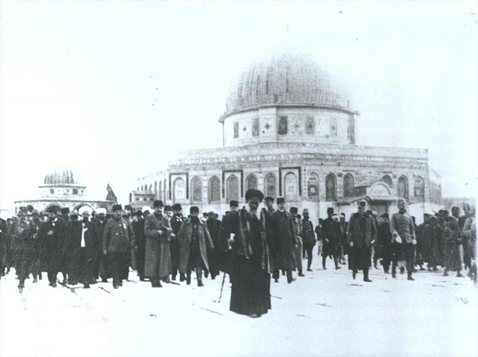 <p>Şehitleri Anma Günü ve Çanakkale Deniz Zaferi'nin 101. yılında, Anadolu Ajansı Arşivi'ndeki fotoğraflar savaşın hangi şartlarda kazanıldığını gözler önüne seriyor. </p>