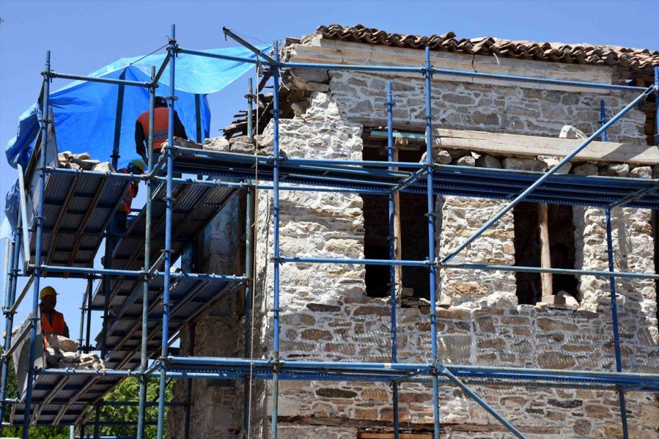<p>Kazı çalışmalarının devam ettiği kentte, 19. yüzyılda "Hanım ağa evi" olarak kullanılan 100 yıllık tarihi yapı, yürütülen özel bir restorasyon çalışmasıyla eski ihtişamına kavuşacağı günü bekliyor.</p>

