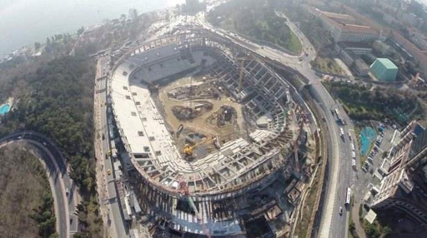 <p>Dolmabahçe'de yapımına hızla devam edilen Beşiktaş'ın yeni stadı Vodafone Arena'nın kaba inşaatın büyük bölümü tamamlandı. Havadan yapılan çekimlerde artık inşaat şantiyesinde bir stadyumun belirdiği fark ediliyor.</p>

<p>​</p>
