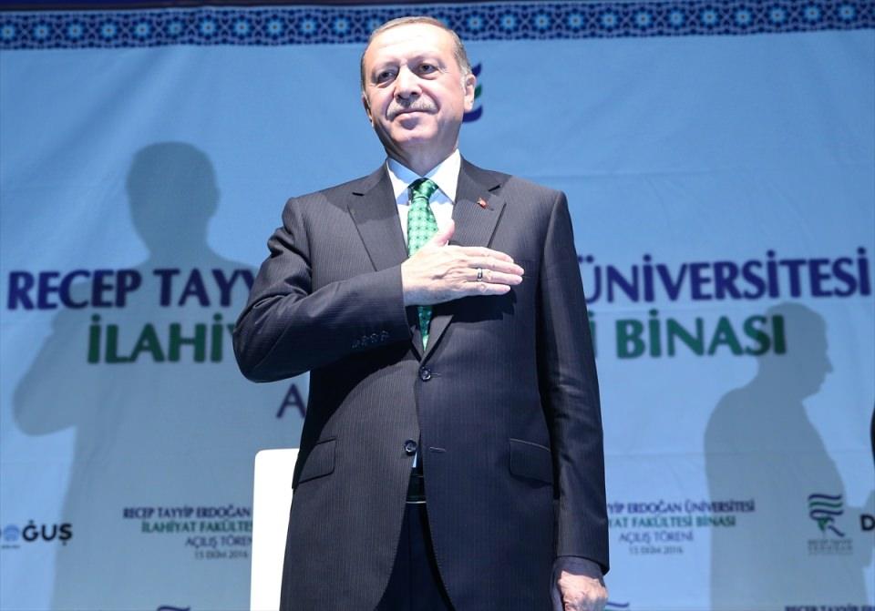 <p>Çalışmalar, AK Parti Genel Sekreteri Abdülhamit Gül'ün öncülüğünde yürütülürken, Cumhurbaşkanı Erdoğan'la da hukukçu kurmaylarının istişarelerinde paketin çerçevesi netleştiriliyor.<br />
<br />
<strong>İŞTE 15 MADDEDE YENİ SİSTEM</strong></p>

<p> </p>

