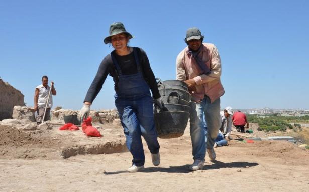 <div>Yapının korunmasına yönelik proje geliştireceklerini belirten Engin, Oylum Höyüğü'nün önemli buluntularıyla ileride açık hava müzesi haline gelebileceğini kaydetti. </div>

<div> </div>
