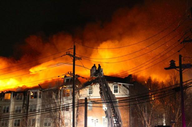 <p>Avalon sitesinde yerel saatle 16.30 (TSİ 23.30) civarında başlayan yangına &ccedil;ok sayıda itfaiye aracıyla m&uuml;dahale edildi.</p>
