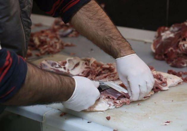 <p>Odun ateşinde pişirilen kuzu eti, isteğe göre müşterilere servis ediliyor.</p>

