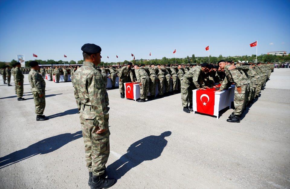 <p>Zırhlı Birlikler Okulu ve Eğitim Tümen Komutan Vekili Albay Oktay Ağbuga, başarılı askerlere ve birliğe ilk katılan askerlere hediye ve başarı belgelerini verdi. </p>
