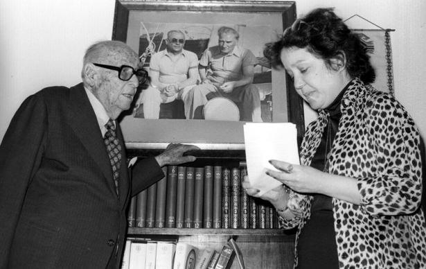 <p>1982 yılında 100 yaşına giren eski Cumhurbaşkanı Celal Bayar, AA muhabiri Nalan Seçkin'in sorularını yanıtlarken... </p>