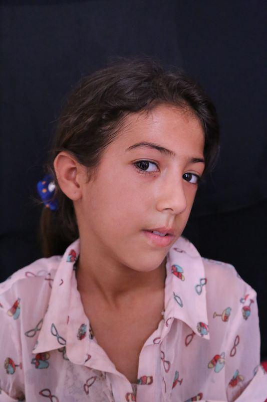 <p> Annesiyle zorlu yolculukların ardından Türkiye'ye gelen 11 yaşındaki Vade Süleyman, gününün büyük bölümünü kendisi gibi Suriye'den ailesiyle kaçan akranlarıyla oyun oynayarak geçiriyor. Ülkesinde okula giderken saldırıya uğrayan ancak hafifi yaralı olarak kurtulan Süleyman, en büyük isteği öğrencilik hayatına geri dönebilmek.</p>