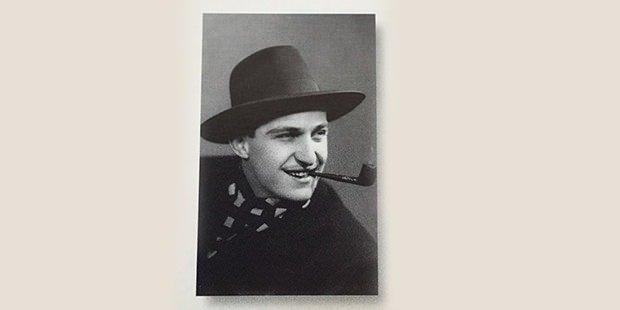 <p>Rahmi Koç, okuldayken laboratuvar hocasına özenerek içmeye başladığı piposuyla. 1950'li yıllar.</p>

<p> </p>
