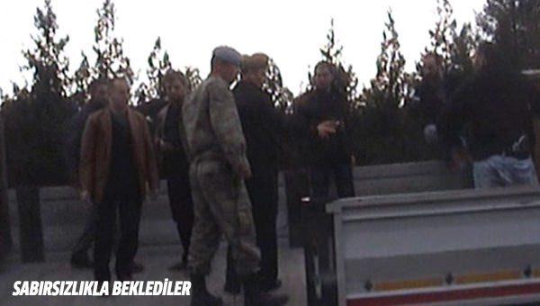 <p>Adana'da Türkmenlere yardım götüren TIR'ları hukuksuzca durduran Savcı Aziz Takçı'nın, aramayı bizzat yaptığı, silah beklentisi ile açtığı kutulardan ilaç çıktığı ve MİT personeline bilerek eziyet ettirdiği kare kare tespit edildi.</p>

<p>Star, Suriye Türkmenlerine yardım götüren Milli İstihbarat Teşkilatı (MİT) TIR'larına yönelik ihanet çetesinin operasyonuna ait şok görüntülere ulaştı. Ankara Jandarma İstihbarat, Adana Jandarma İstihbarat ile Adana Adliyesi üçgeninde organize edilen operasyonun şok görüntülerinde, Jandarma Komando birlikleri ile Piyade Komando birlikleri operasyondan önce TIR'ların durdurulacağı alanda mevzilenmiş görünüyor.</p>
