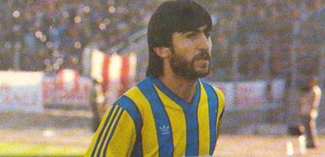 <p><strong>RIDVAN DİLMEN</strong></p>
<p>Döneminin gözdesi olan Rıdvan Dilmen, Ergun Gürsoy'a söz verip Sarı-Kırmızılı forma ile objektiflere poz vermişti. Ancak ertesi gün F.Bahçe, yıldız futbolcuya resmi imzayı attırmıştı.</p>