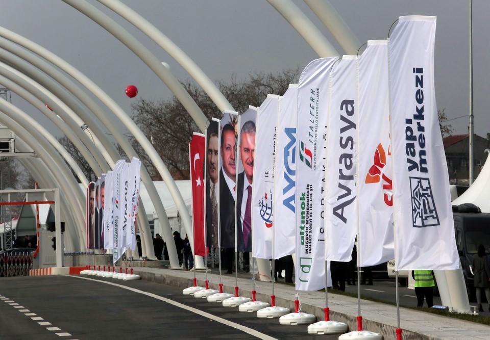 <p>Yolcular için ayrıca ödeme yapılmayacak. Ulaştırma Bakanlığı, tünelin adının belirlenmesi için anket düzenlemişti. ‘Değerlerin yarıştırılması doğru bulunmadığı’ için anket iptal edildi, tünelin adı Avrasya olarak kaldı.</p>
<p> </p>