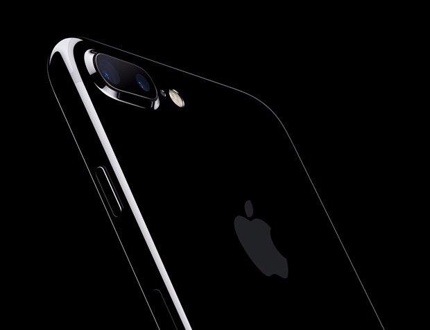 <p>Ön kamerada ise Apple ilk defa rakiplerinin önüne geçti. IPhone 7 ve 7 Plus'ın ön kısmında 7 MP'lik bir kameraya yer verildi.</p>
<p> </p>
