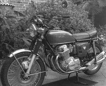 <p>MOTOSİKLET KABİNLERİ: Motosikleti olanların yarısından çoğunun bir de kabini olurdu. Motorun sağ tarafına bağlanıp çıkarılabilen bu kabinler kapısız ve tek koltukluydular. Sadece sağ taraflarında tekerlekleri olurdu. Önlerinde rüzgâr kesici bombeli bir de camları vardı. Kabinin arkasında da küçük bir bagajları bulunurdu. İkinci Dünya Savaşı sırasında Nazi askerlerinin sıkça kullandığına filmlerde şahit olduğumuz bu dual araçlar, İstanbul’da genellikle motoru kullanan şahsın eşini ve çocuklarını taşıma görevi üstlenmişlerdi. Kabinin ağırlığından dolayı hızları yarıyarıya düşse de, dengeleri durdukları zaman da bozulmadığından dolayı, daha güvenli bir havaları vardı. Yağışlı havalarda üstleri tenteyle kapanabilen modelleri de vardı. Kimi kabinlerin koltukları çıkarılarak, içleri eşya ve malzeme taşıyacak şekle de getirilirdi.</p>
