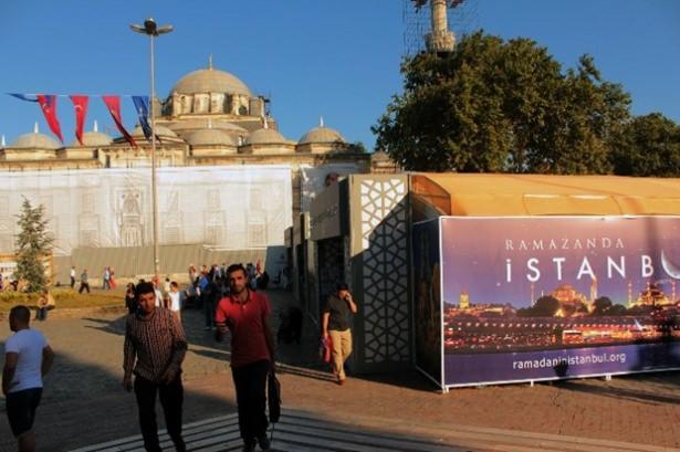 <p><strong>Beyazıt Kitap Fuarı</strong><br />
Beyazıt Meydanı’nda karnınızı, Beyazıt Camii’nde gönlünüzü, hemen yanı başındaki kitap fuarında ise aklınızı doyuracaksınız. Bu yıl 34.’sü düzenlenen kitap fuarında istediğiniz türden kitabı uygun fiyatlara bulmak mümkün. Üstelik şanslıysanız ünlü yazarlara da denk gelebilirsiniz.</p>
